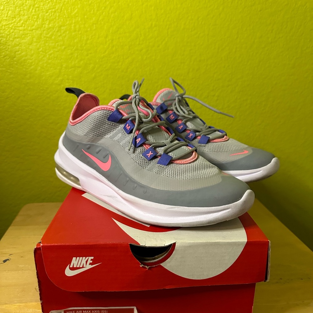 Nike Air Max Axis (GS) Light Smoke Grey/Sunset Pulse Shoes in Size 6.5Y (Youth)